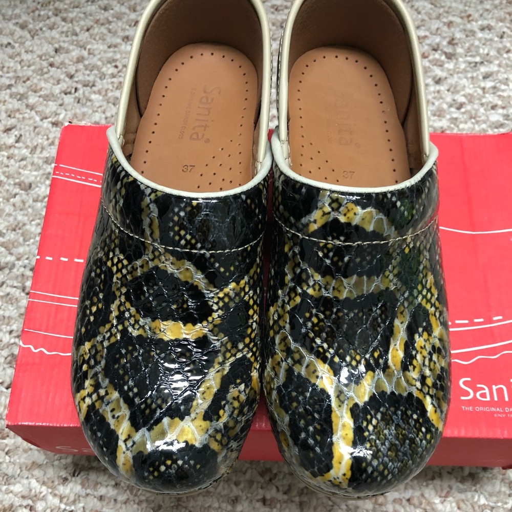 NWT Sanita clogs
